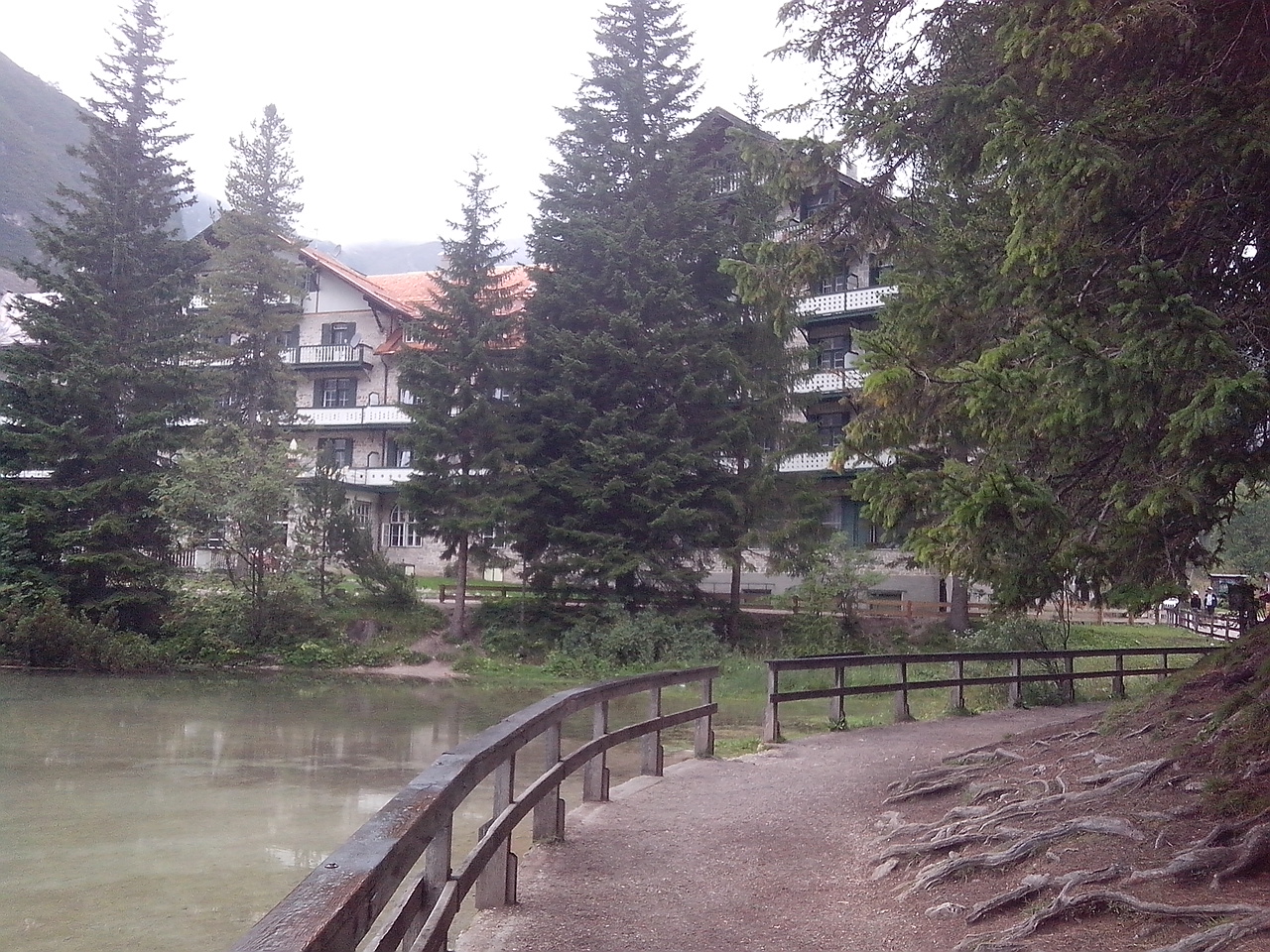 passeggiata sul lago di braies 