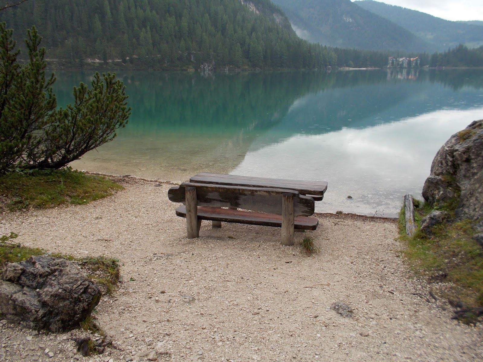 Trekking sul lago di braies 