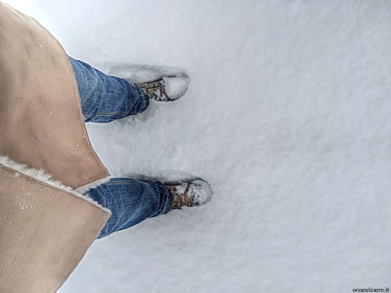 affondare i piedi nella neve a Rocca Calascio