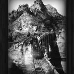 Ponte Mingardo in costruzione. Foto d'epoca che ritrae operai sulla massicciata.