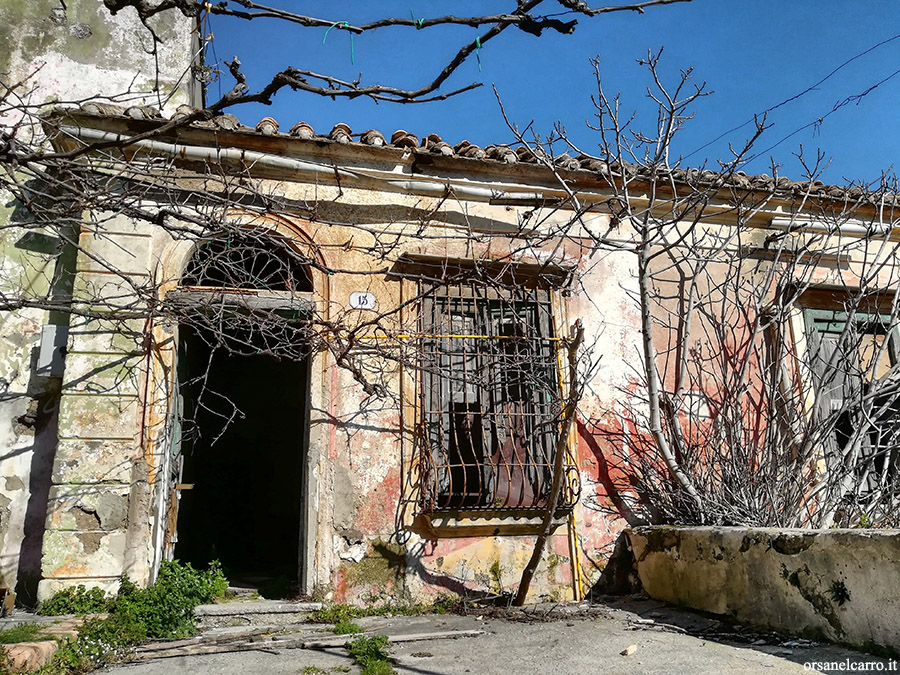 Dimora abbandonata sul mare