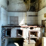 La cucina in muratura della casa abbandonata