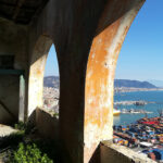 Il loggiato sul porto della casa abbandonata