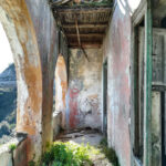 Il loggiato sul porto della casa abbandonata