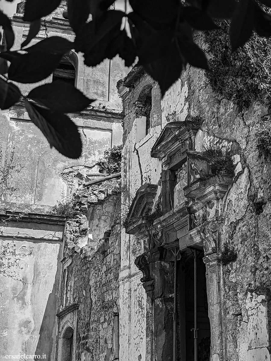Ruderi di una chiesa abbandonata in Campania