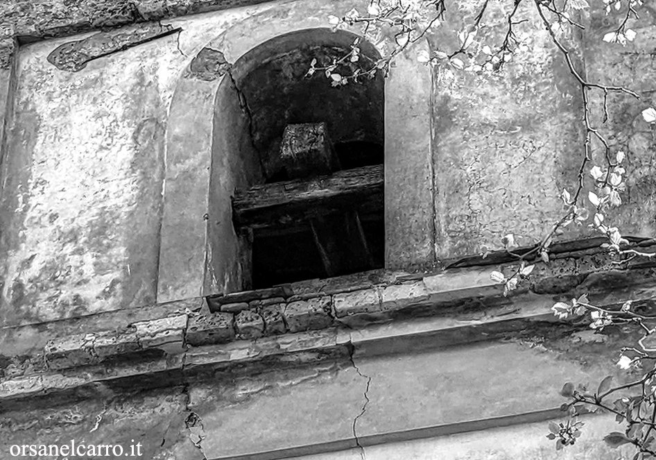 Lesioni su campanile chiesa abbandonata