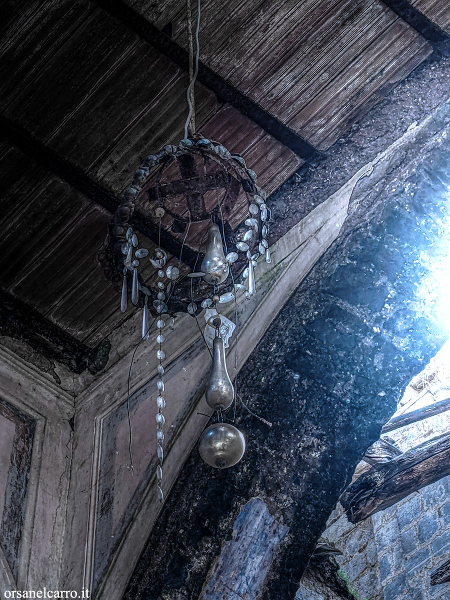 Chiesa abbandonata particolare lampadario