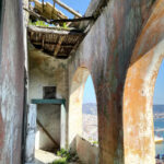 Il loggiato sul porto della casa abbandonata