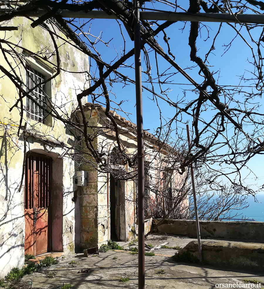 Dimora abbandonata sul mare